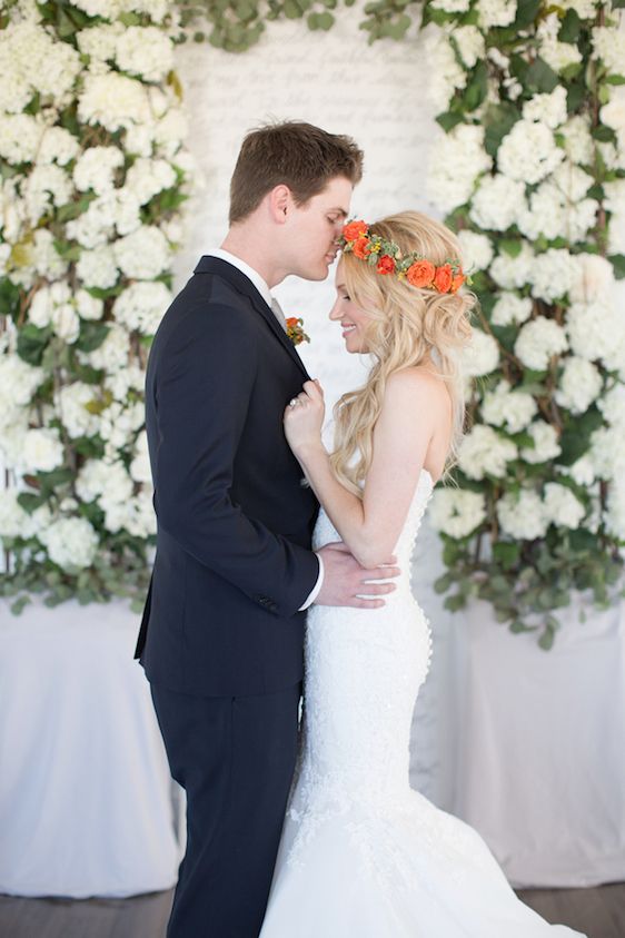 Modern + Preppy Wedding with Navy Blue and Tangerine - www.theperfectpalette.com - Color Ideas for Weddings +Parties