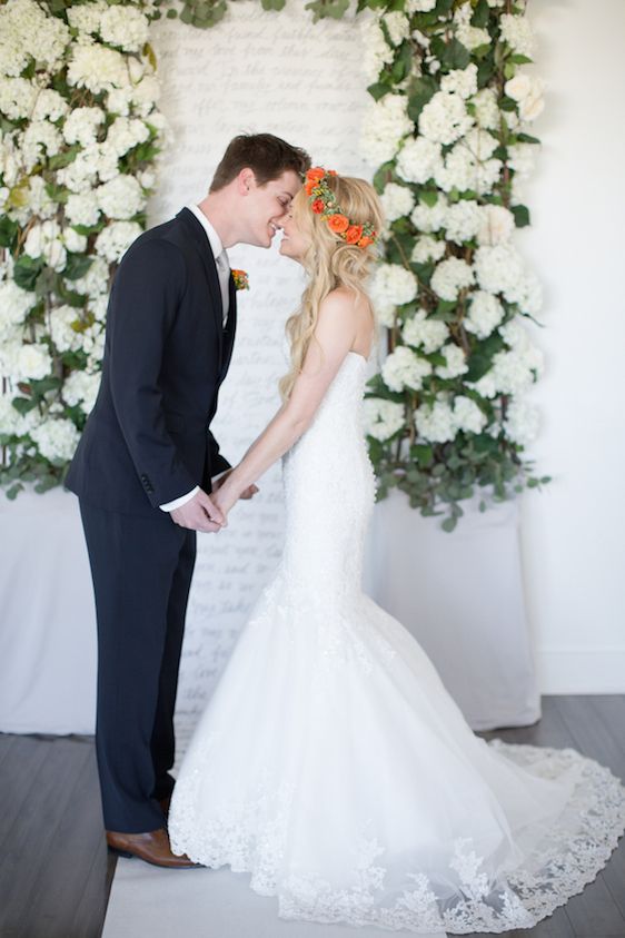 Modern + Preppy Wedding with Navy Blue and Tangerine - www.theperfectpalette.com - Color Ideas for Weddings +Parties