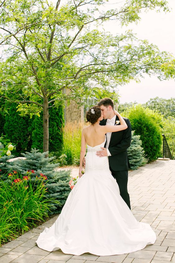  Just Married' in Minnesota, photography by Jeannine Marie Photography, floral design by Julia's Blooms, planning by The Simply Elegant Group