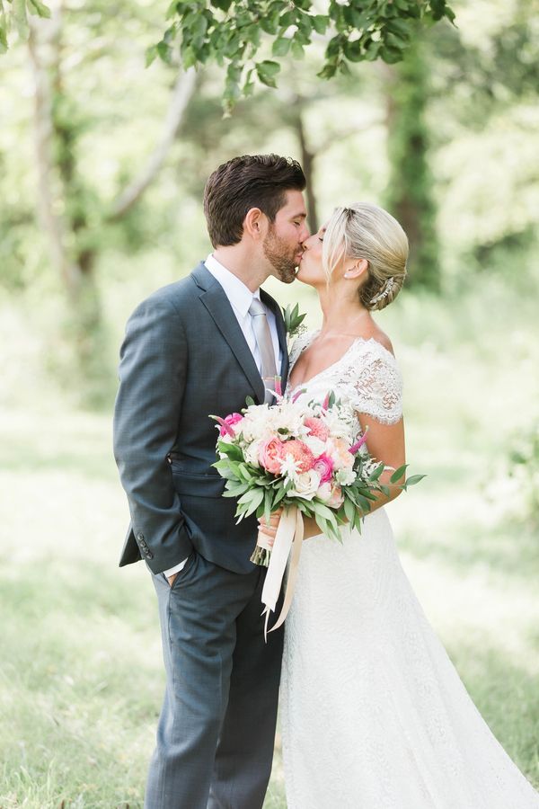 Lindsey and Michael's Bright and Airy Virginia Wedding