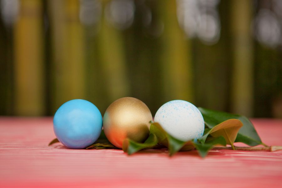 DIY Easter Centerpieces | Coral, Robin's Egg Blue + Gold - www.theperfectpalette.com photo by Danielle Evans Photography