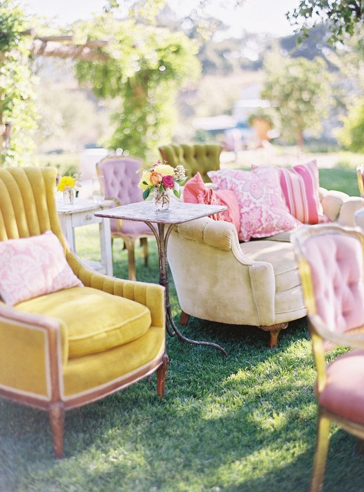 28 Creative Ways to Add Color to Your Wedding! www.theperfectpalette.com - Color Ideas for Weddings + Parties