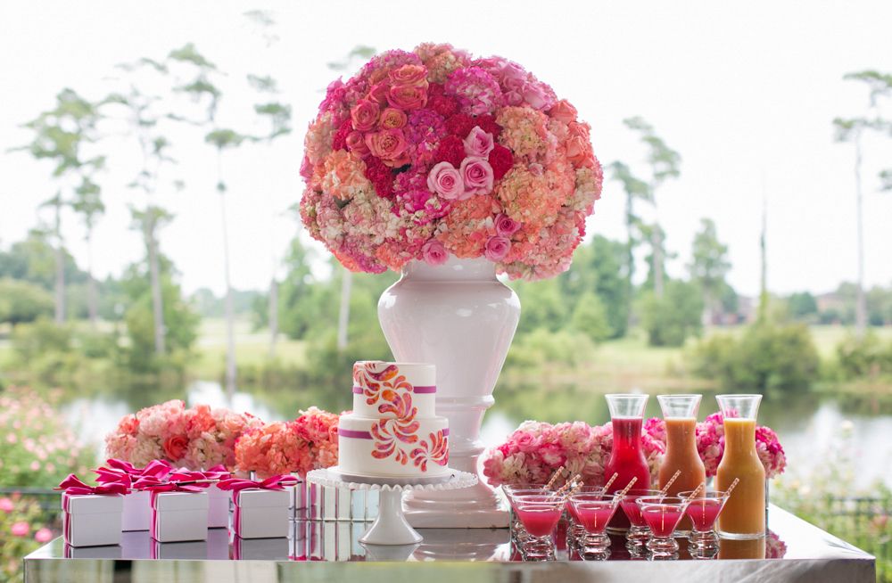 Gorgeous display: www.theperfectpalette.com Photo by KMI Photography, Floral Design by Fiore Fine Flowers