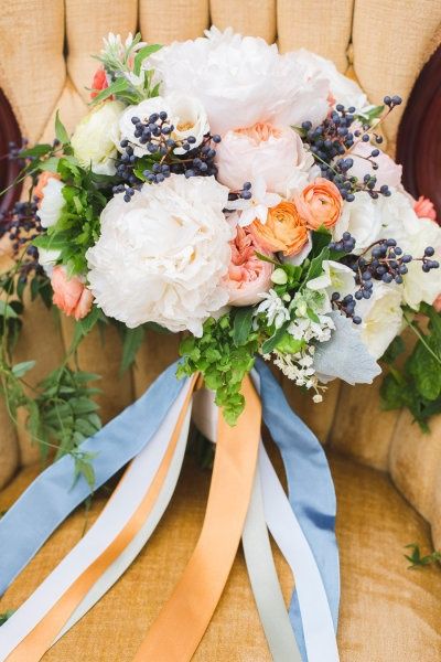 Wedding Colors: Navy Blue and Peach - see more at: www.theperfectpalette.com - Color ideas for Weddings + Parties