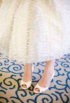 Wedding Colors: Navy Blue and Peach - see more at: www.theperfectpalette.com - Color ideas for Weddings + Parties