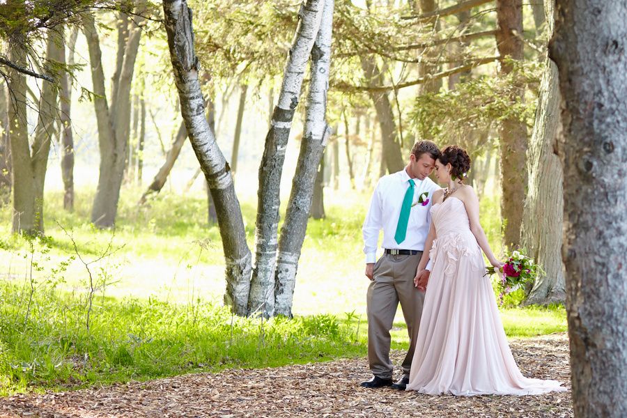 Newlyweds in love: Fuchsia Meets Emerald Green - Wojoimage Photography www.theperfectpalette.com Styled by Heartily Wed