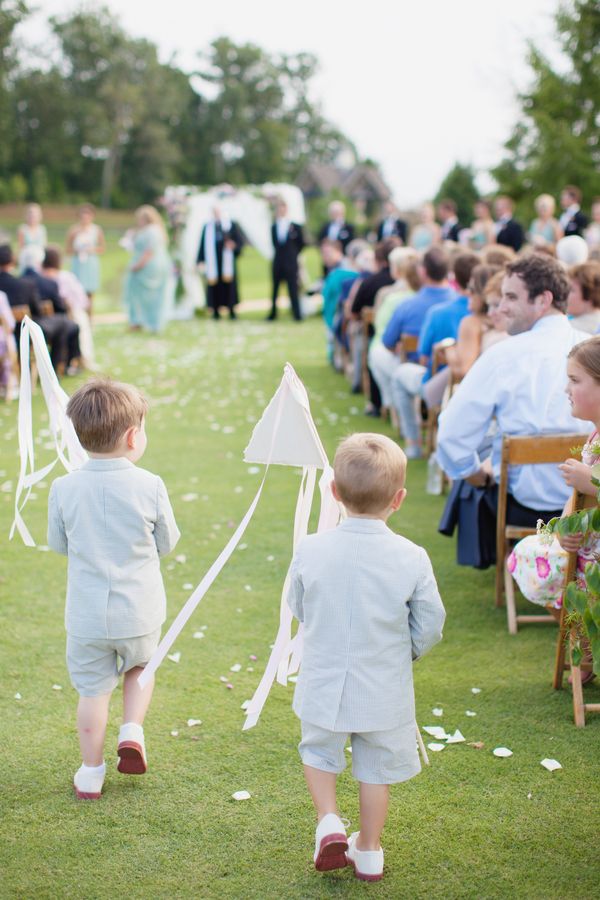  Real Wedding | Caroline and Adam - to see more: http://www.theperfectpalette.com - Photo by Watson-Studios