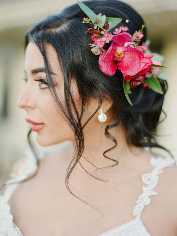  Berry-Colored Styled Shoot with Tropical Flowers