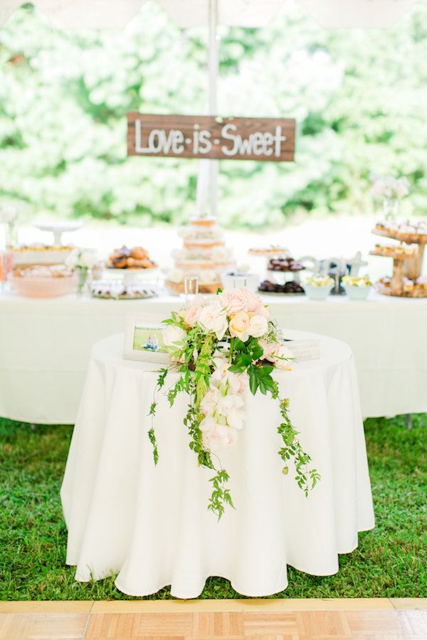  A Classic Farm Wedding with a Sweet Brunch Reception