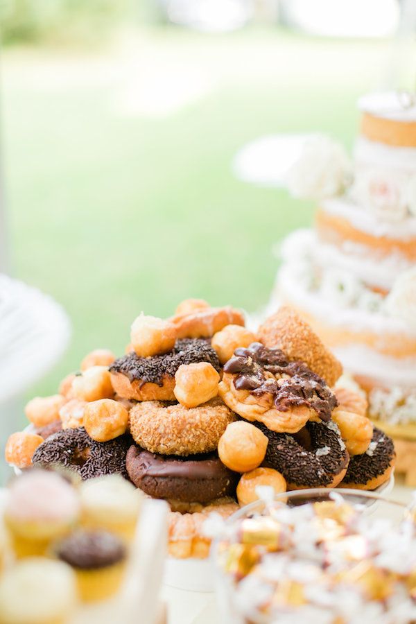  A Classic Farm Wedding with a Sweet Brunch Reception