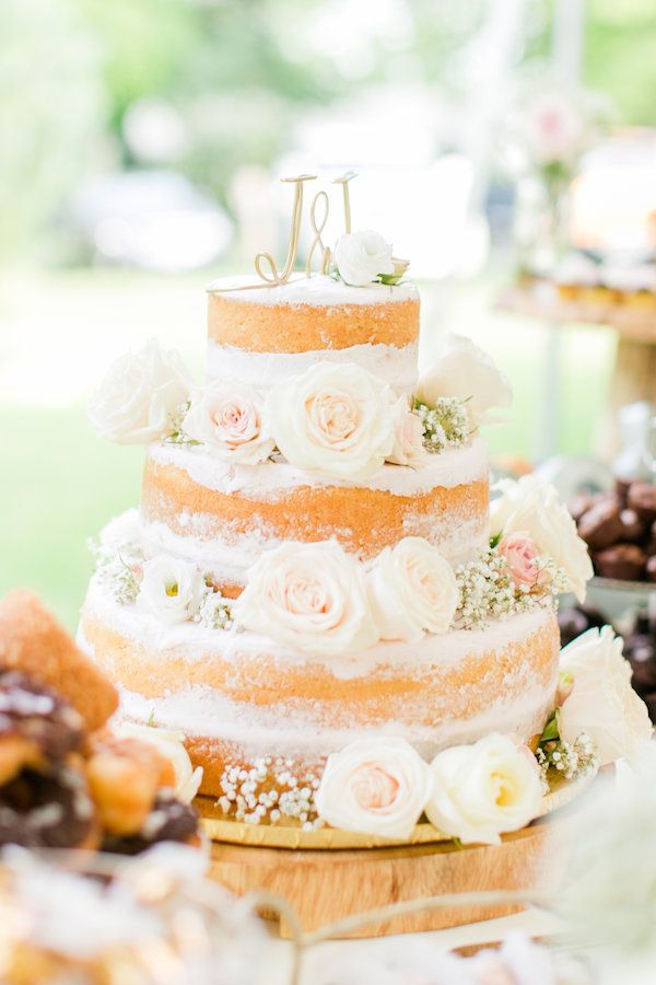  A Classic Farm Wedding with a Sweet Brunch Reception