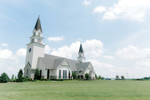  A Modern Farmhouse Style Wedding at a Charming Family Estate