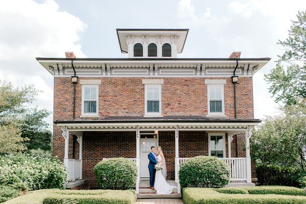  A Modern Farmhouse Style Wedding at a Charming Family Estate