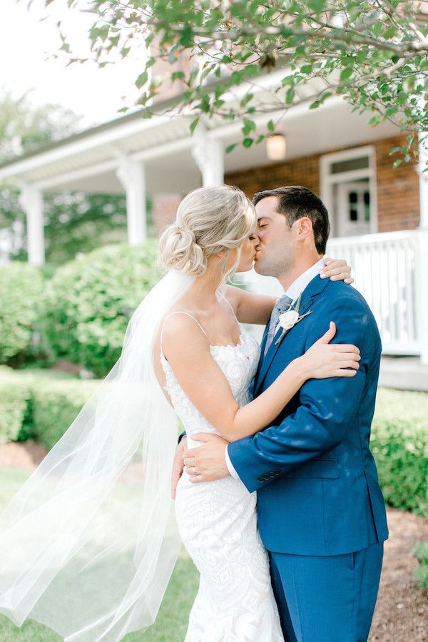  A Modern Farmhouse Style Wedding at a Charming Family Estate