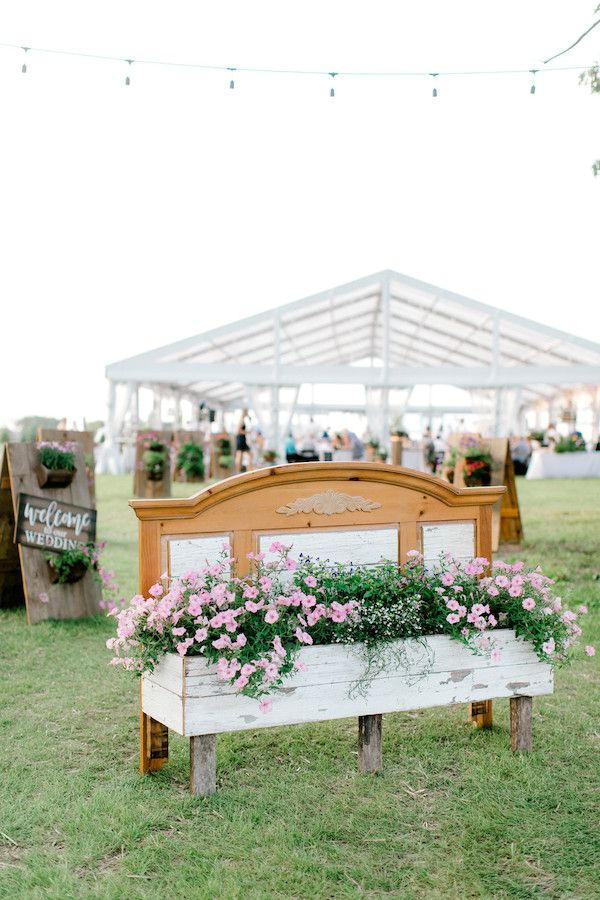  A Modern Farmhouse Style Wedding at a Charming Family Estate