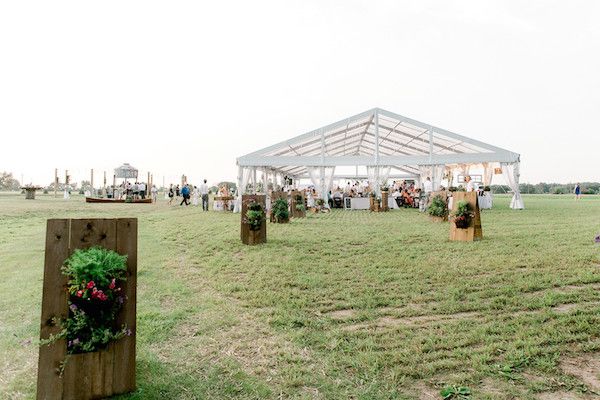  A Modern Farmhouse Style Wedding at a Charming Family Estate