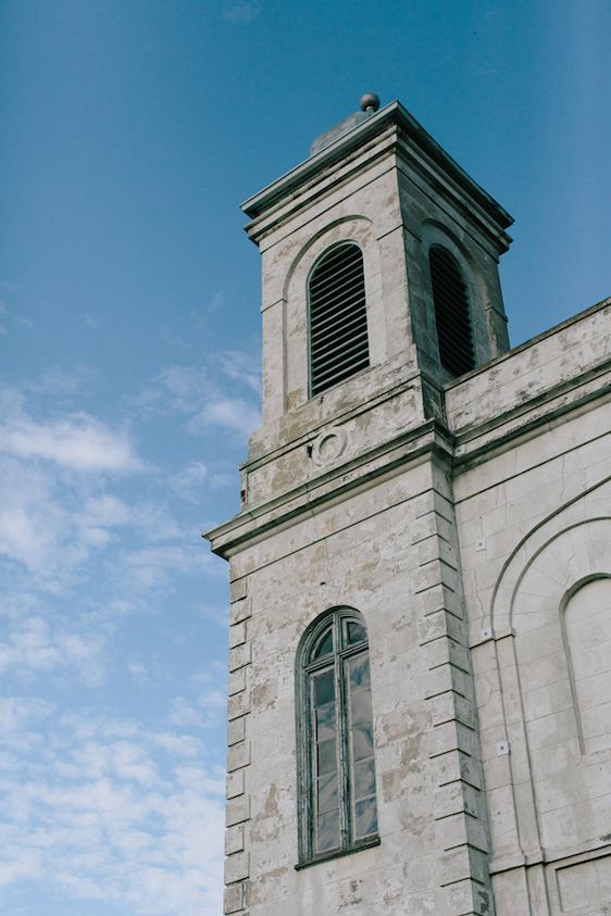 A Classic New Orleans Wedding With Sophisticated Details - www.theperfectpalette.com - Photography by Arte De Vie and floral design by Kim Starr Wise Floral Events