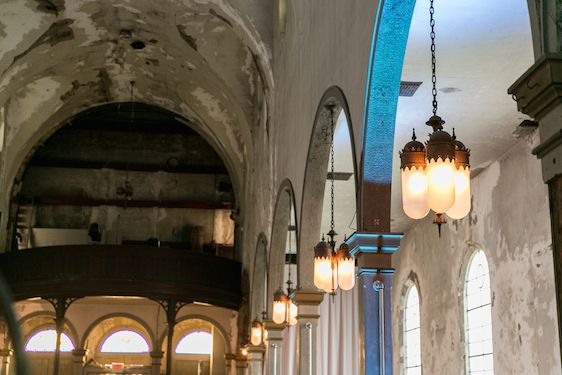 A Classic New Orleans Wedding With Sophisticated Details - www.theperfectpalette.com - Photography by Arte De Vie and floral design by Kim Starr Wise Floral Events