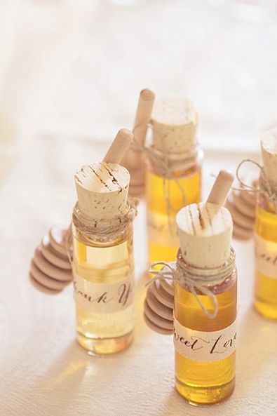 10 Wedding Favors Your Guests Won't Hate! 