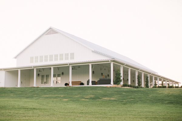  A Romantic Farmhouse Wedding with a Must-See Venue