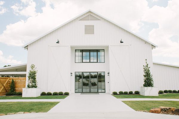  A Romantic Farmhouse Wedding with a Must-See Venue