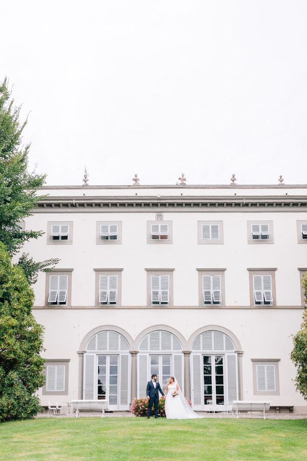  Elegant Floral-Filled Wedding in a Tuscany Villa