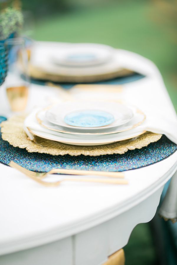  Vintage Meets Modern in this Shoot Full of Dreamy Blues