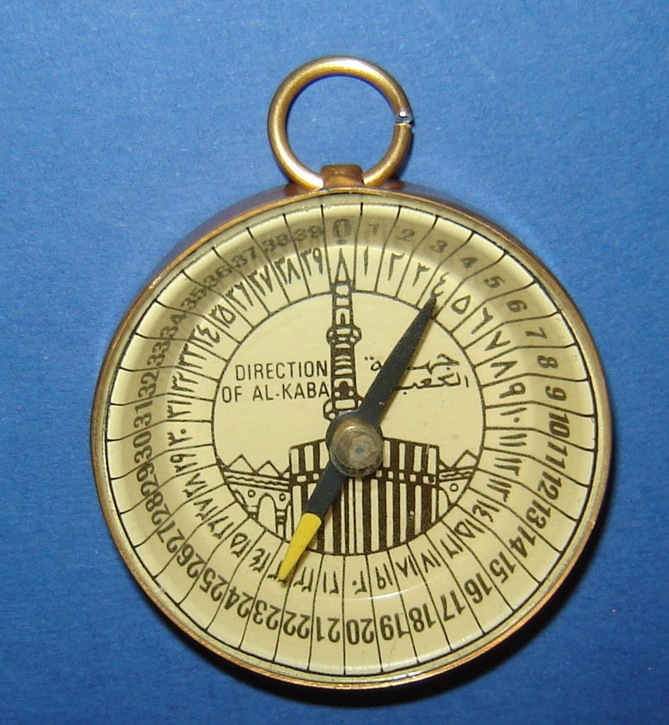 Vintage SMALL TRAVELING INDIA COMPASS SHOWING DIRECTION OF ALKAABA