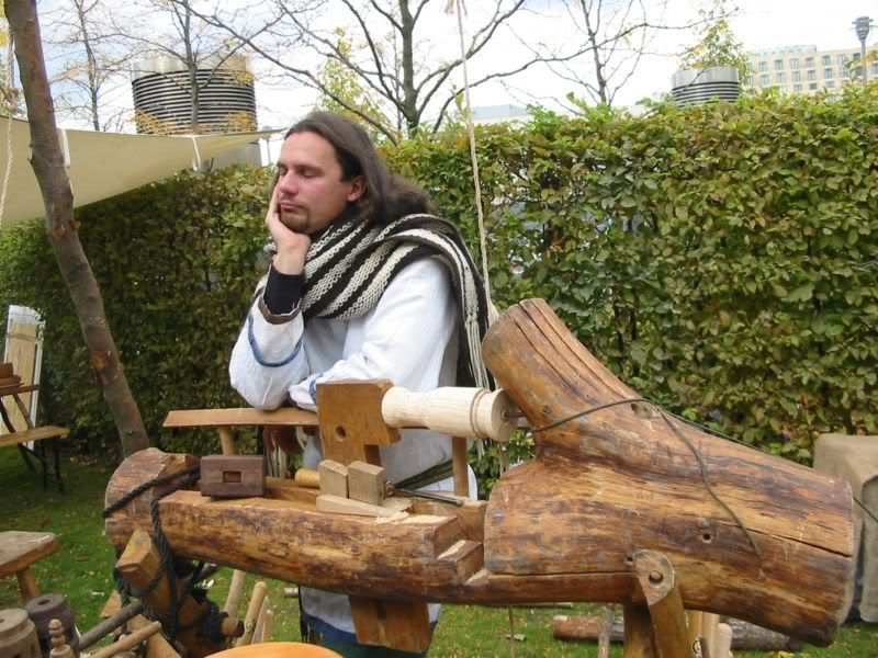 An der Drechselbank - auch ein Archäologe wird mal müde